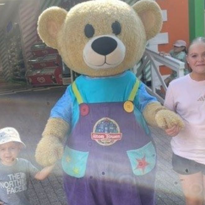Children with a bear mascott